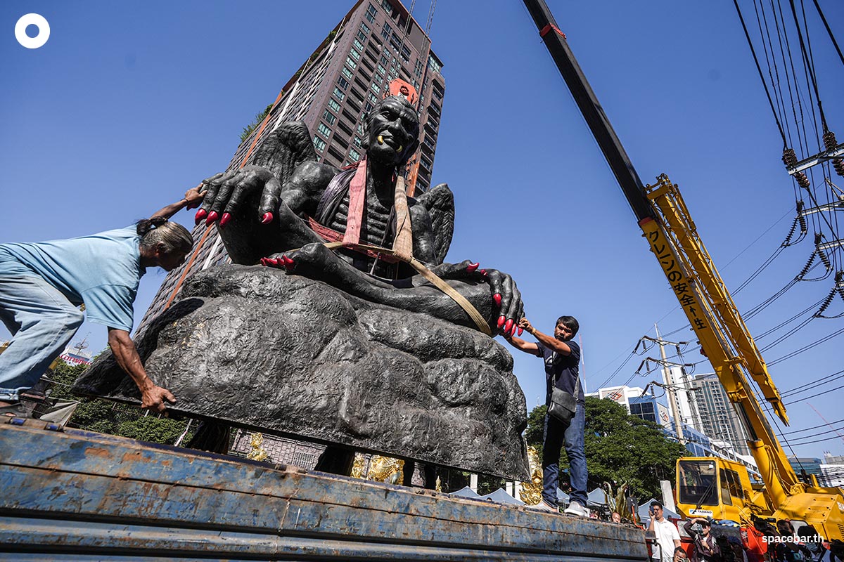 move_kru_kaikaew_statue_from_the_front_of_the_hotel_SPACEBAR_Photo00_525f3e28e8.jpg