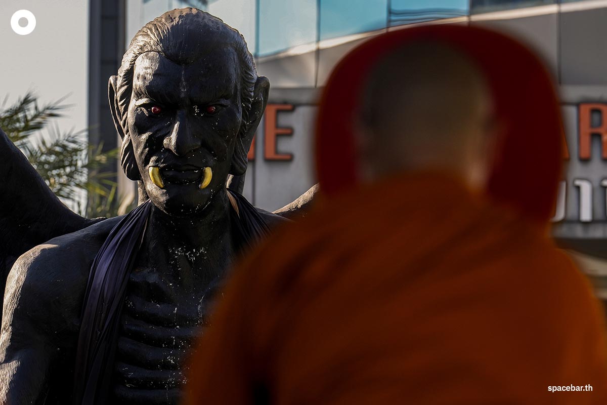 move_kru_kaikaew_statue_from_the_front_of_the_hotel_SPACEBAR_Photo01_1e33d10671.jpg