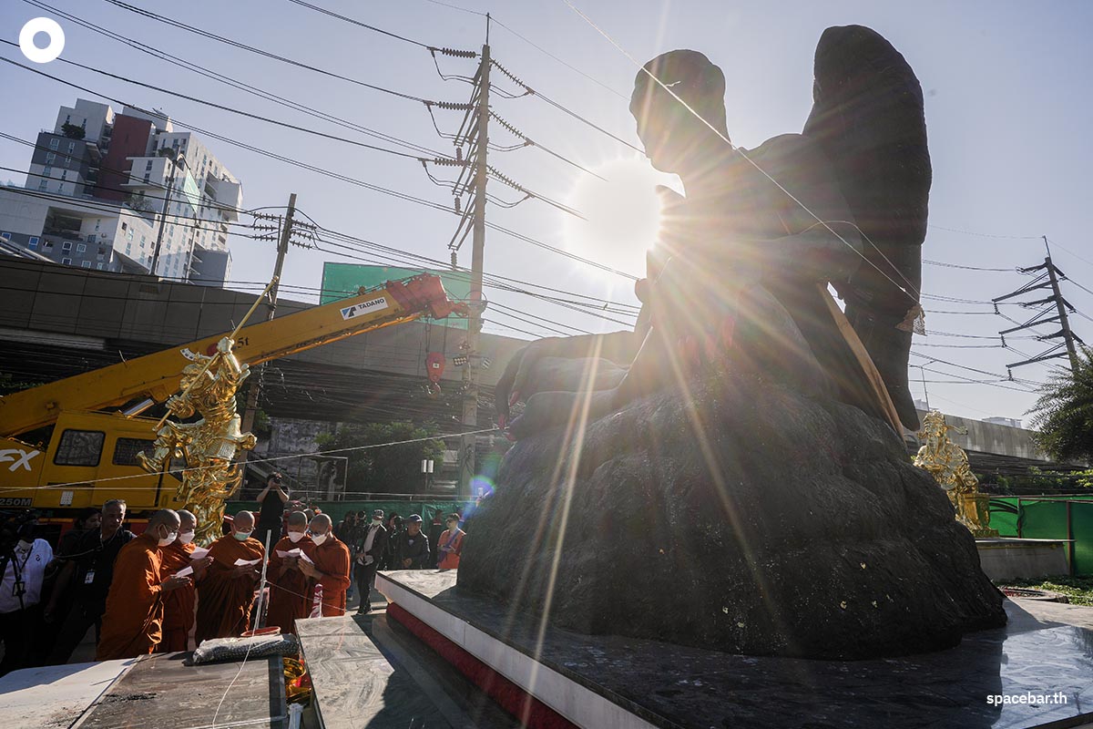 move_kru_kaikaew_statue_from_the_front_of_the_hotel_SPACEBAR_Photo02_f36144ea62.jpg