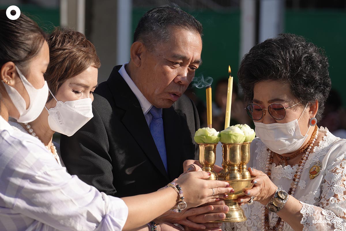 move_kru_kaikaew_statue_from_the_front_of_the_hotel_SPACEBAR_Photo04_a312ac2fde.jpg