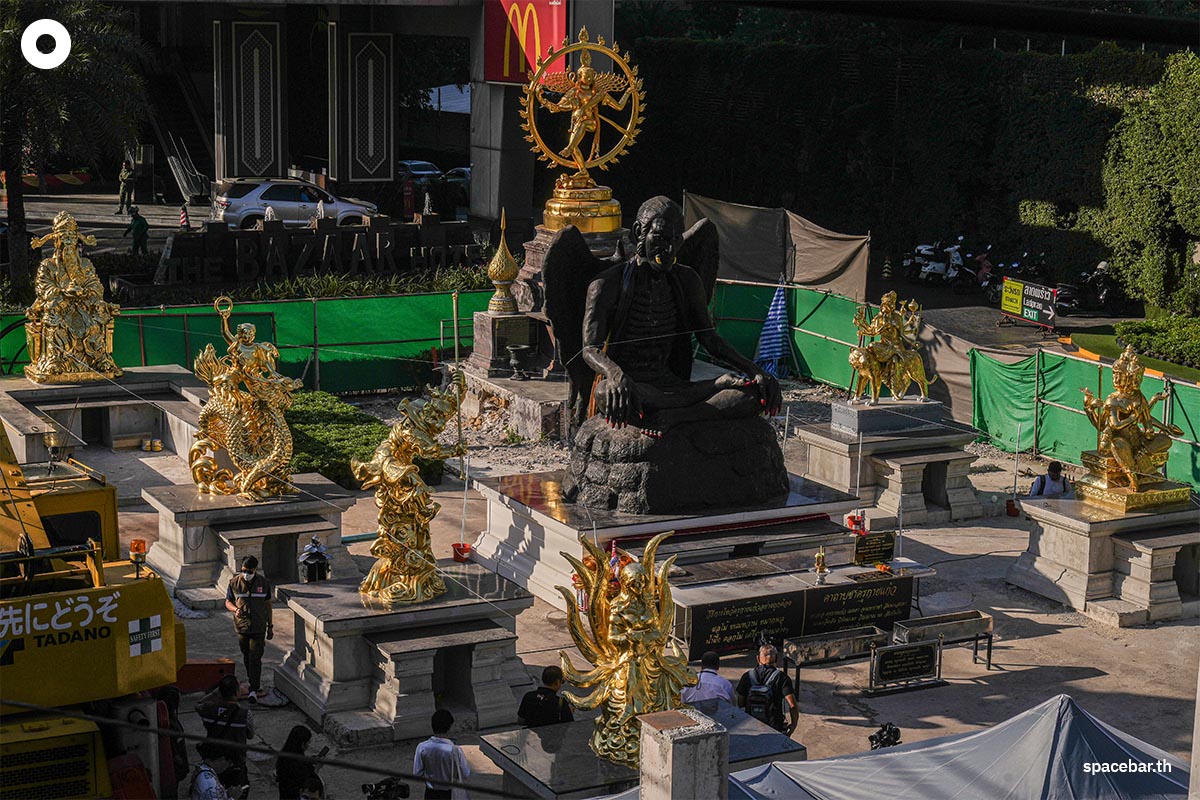 move_kru_kaikaew_statue_from_the_front_of_the_hotel_SPACEBAR_Photo07_c0769298dc.jpg