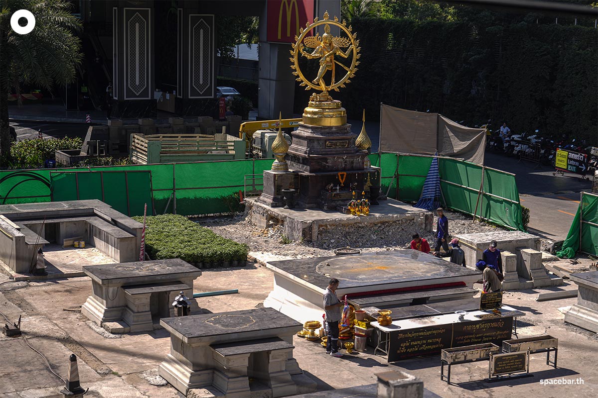 move_kru_kaikaew_statue_from_the_front_of_the_hotel_SPACEBAR_Photo08_582ee8455b.jpg