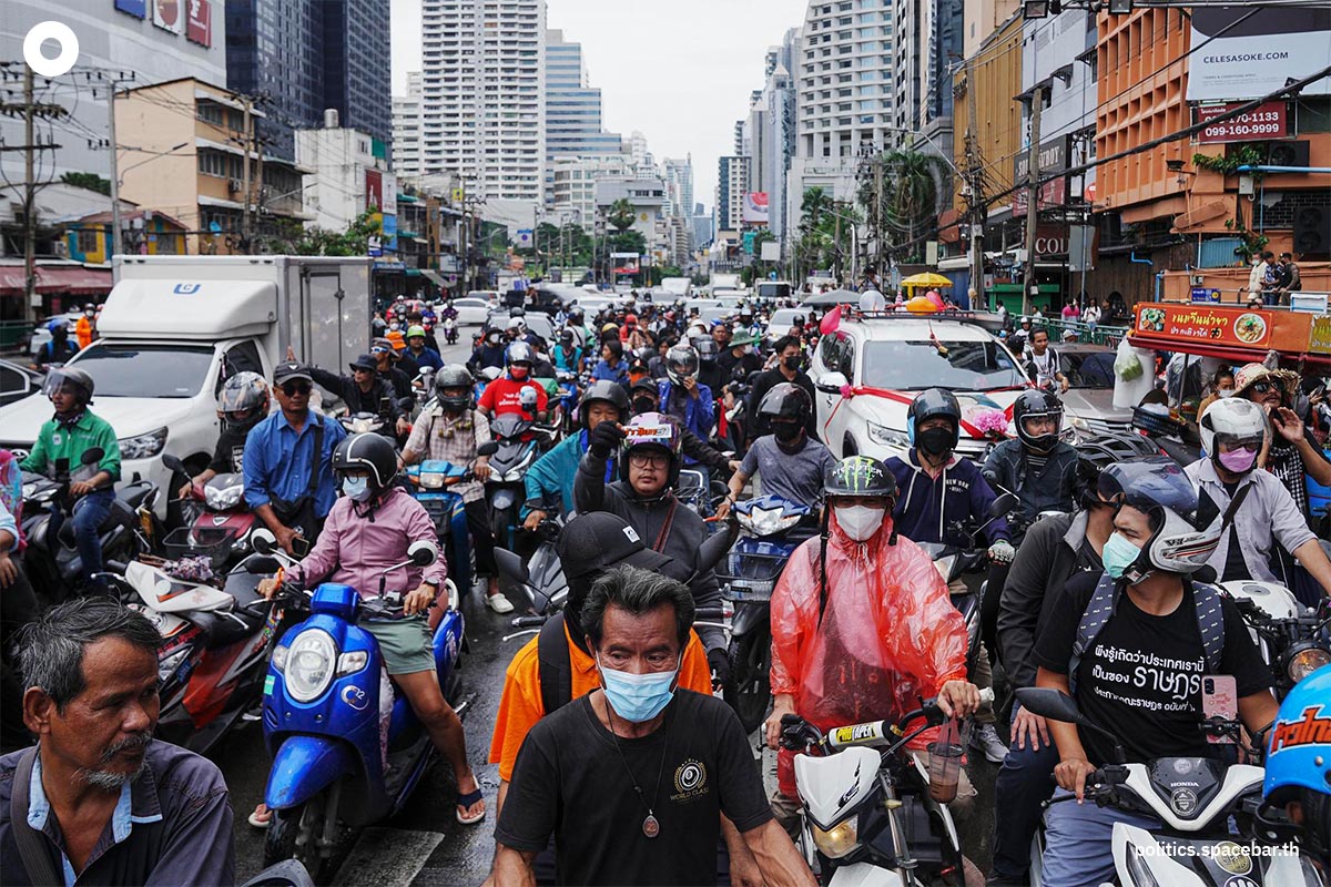 new_generation_mob_towards_the_Pheu_Thai_Party_SPACEBAR_Photo08_c895436f19.jpeg