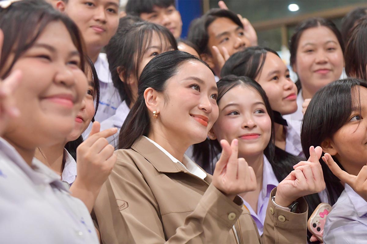 PhotoStory-‘แพทองธาร’ ร่วมถ่ายรูปกับเด็กๆ อย่างเป็นกันเอง