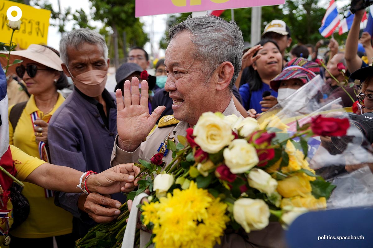 people_give_flowers_to_support_senator_SPACEBAR_Photo01_41c84a6cf3.jpeg