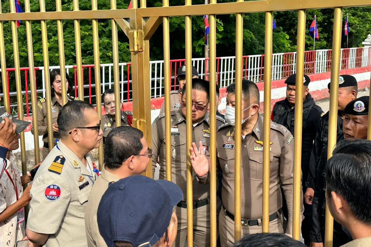 PhotoStory-ชาวกัมพูชาและชาวต่างชาติจำนวนมากมารอที่ด่านข้ามพรมแดนปอยเปต ในจังหวัดบันเตียเมียนเจยกันแน่นขนัด หลังไทยจำกัดเวลาเปิดปิดด่าน