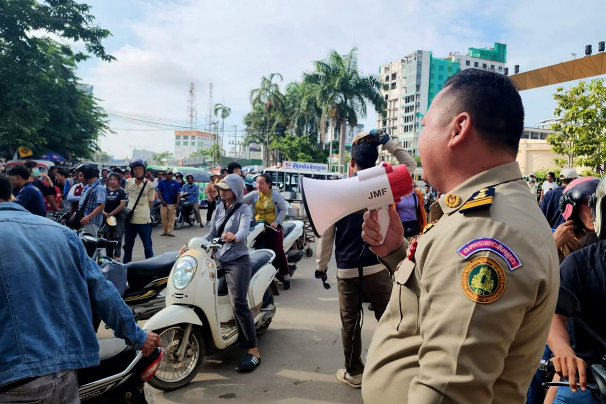 PhotoStory-ชาวกัมพูชาและชาวต่างชาติจำนวนมากมารอที่ด่านข้ามพรมแดนปอยเปต ในจังหวัดบันเตียเมียนเจยกันแน่นขนัด หลังไทยจำกัดเวลาเปิดปิดด่าน