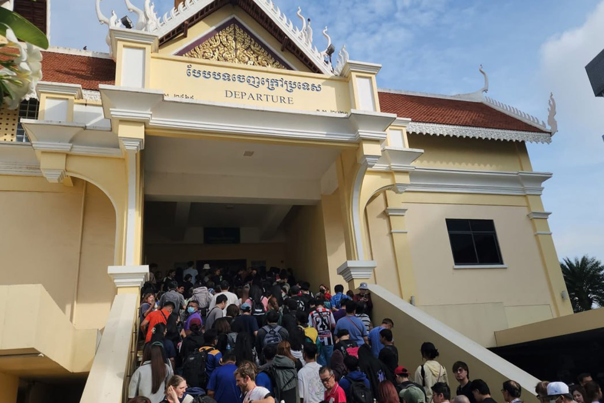 PhotoStory-ชาวกัมพูชาและชาวต่างชาติจำนวนมากมารอที่ด่านข้ามพรมแดนปอยเปต ในจังหวัดบันเตียเมียนเจยกันแน่นขนัด หลังไทยจำกัดเวลาเปิดปิดด่าน