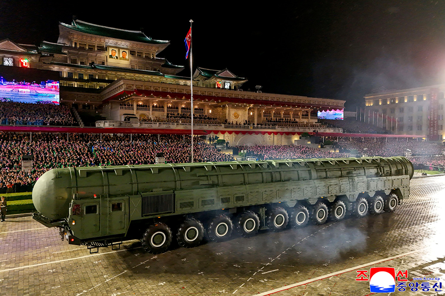 PhotoStory- ภาพถ่ายขีปนาวุธฮวาซอง-20 (Hwasong-20) ขีปนาวุธข้ามทวีป (ICBM) รุ่นใหม่ ในขบวนพาเหรดทางทหารเพื่อเฉลิมฉลองครบรอบ 80 ปีการก่อตั้งพรรคแรงงานเกาหลีในกรุงเปียงยาง เมื่อวันที่ 10 ตุลาคม 2025 (Photo by KCNA VIA KNS / AFP)