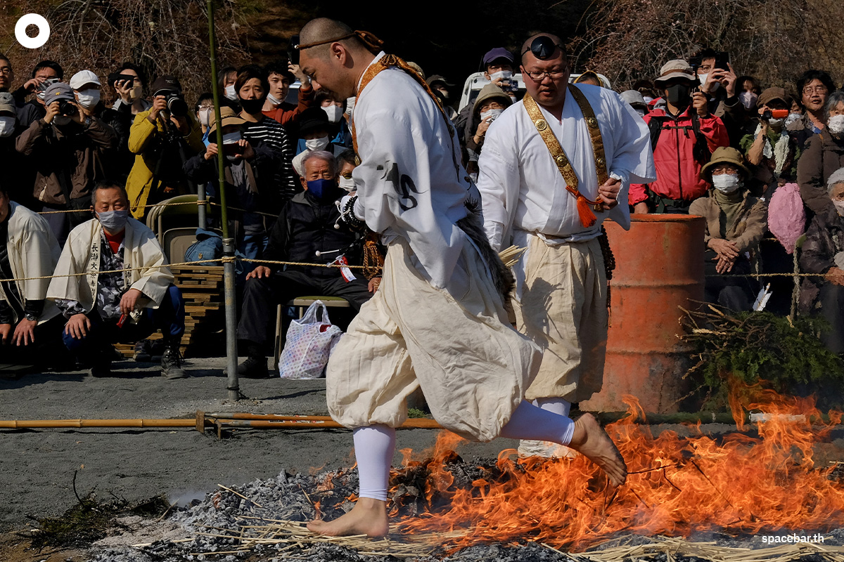 photo_story_buddhist_monks_barefoot_fire_walking_festival_SPACEBAR_Photo02_ba4104164b.jpg