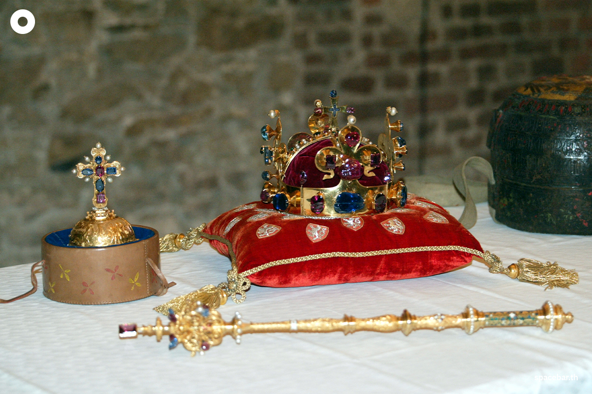 photo_story_czech_jewels_crown_of_saint_wenceslas_bohemian_SPACEBAR_Photo03_6770c0497b.png