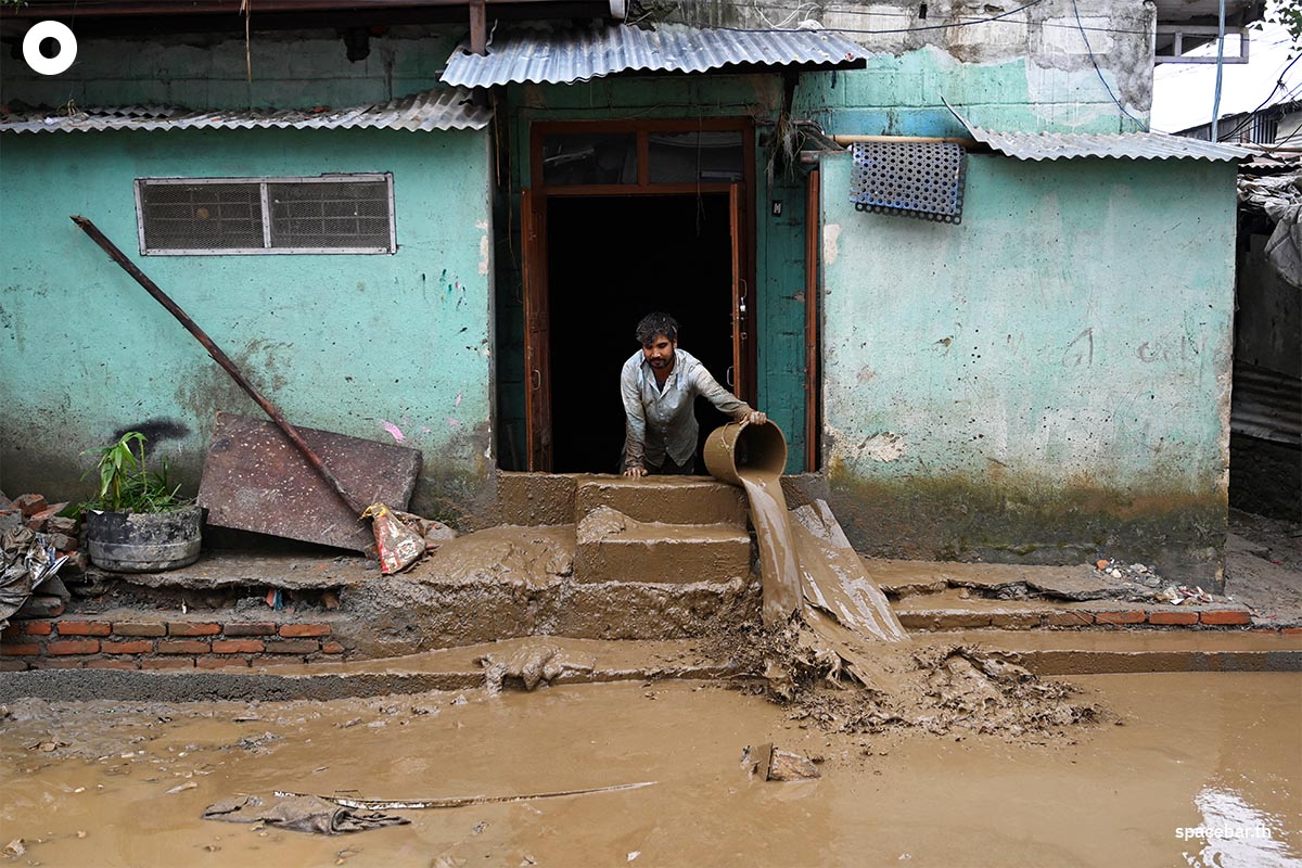 photo_story_nepal_kathmandu_flood_SPACEBAR_Photo06_aa33b2b9a6.jpg
