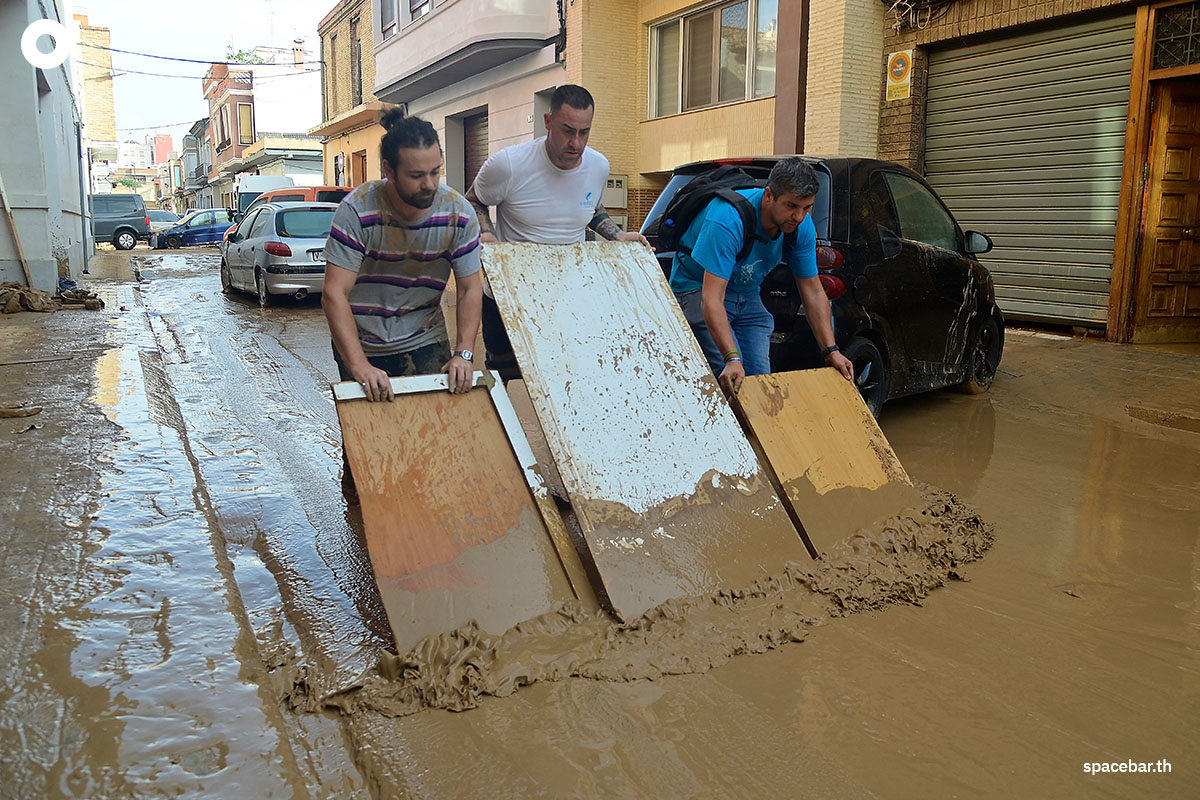 photo_story_spain_valencia_flooded_SPACEBAR_Photo07_9c807f7432.jpg