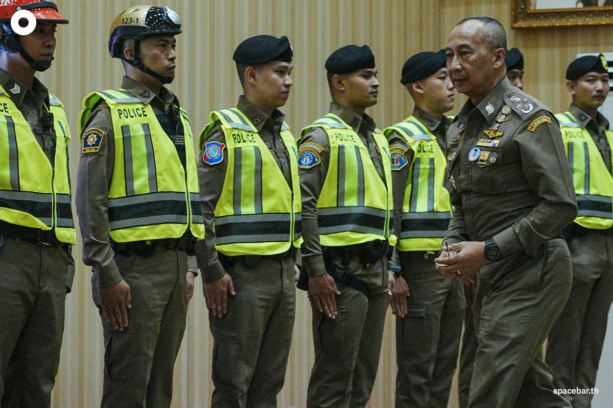 police_reflective_vest_aiming_to_reduce_crime_build_confidence_among_tourists_SPACEBAR_Photo02_bc992b18d3.jpg