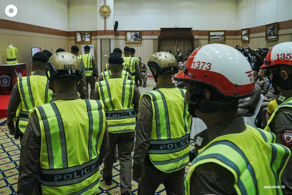 police_reflective_vest_aiming_to_reduce_crime_build_confidence_among_tourists_SPACEBAR_Photo03_62eebbcc1b.jpg