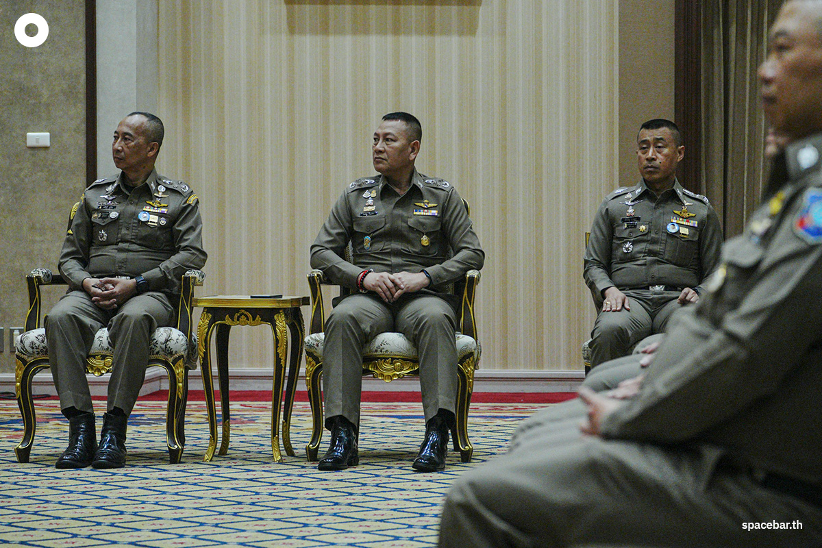 police_reflective_vest_aiming_to_reduce_crime_build_confidence_among_tourists_SPACEBAR_Photo05_bf80ef03c2.jpg