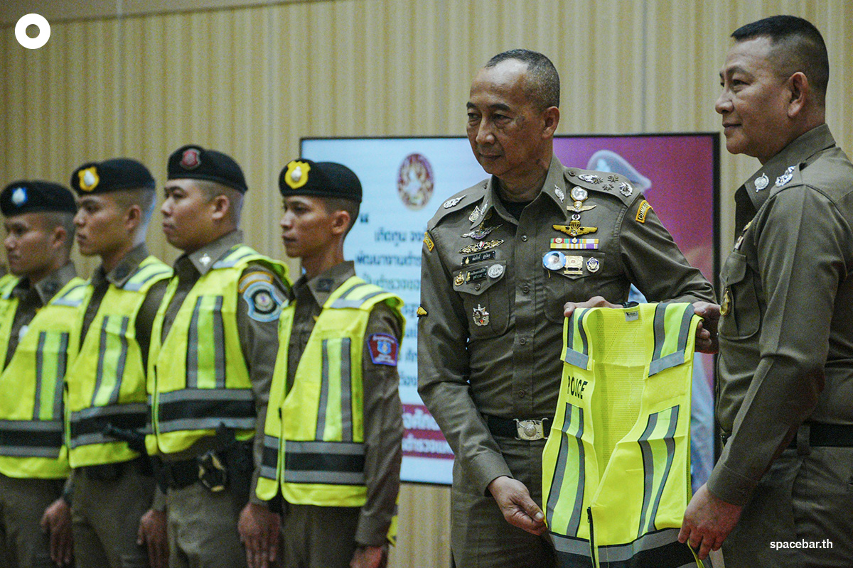 police_reflective_vest_aiming_to_reduce_crime_build_confidence_among_tourists_SPACEBAR_Photo06_393c26c82f.jpg