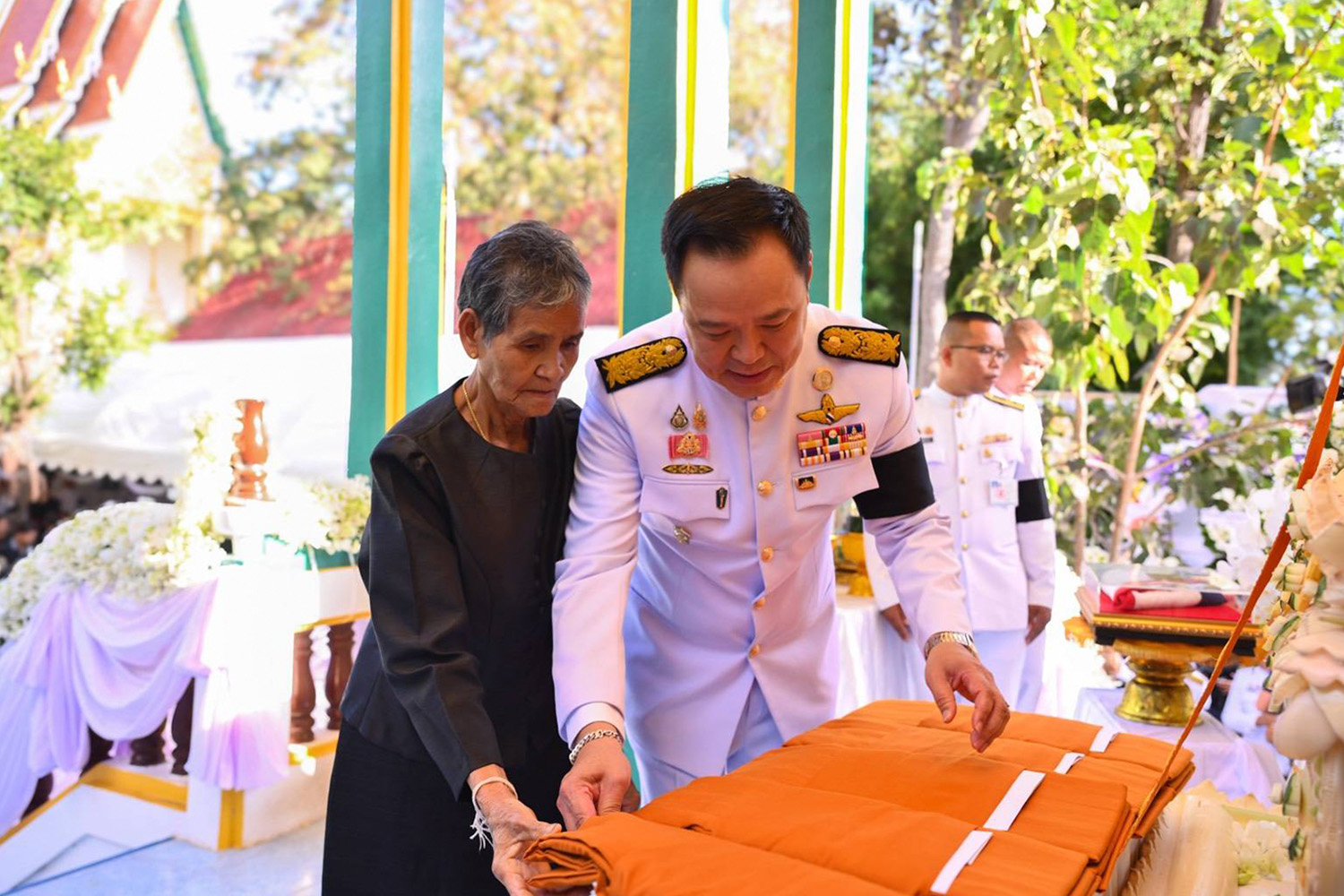 PhotoStory-อนุทิน ชาญวีรกูล นายกรัฐมนตรีและ รมว.มหาดไทย เป็นประธานพิธีพระราชทานเพลิงศพ ‘จ่าเริง’ จ.ส.อ.สำเริง คลังประโคน ณ วัดห้วยปอ จ.บุรีรัมย์