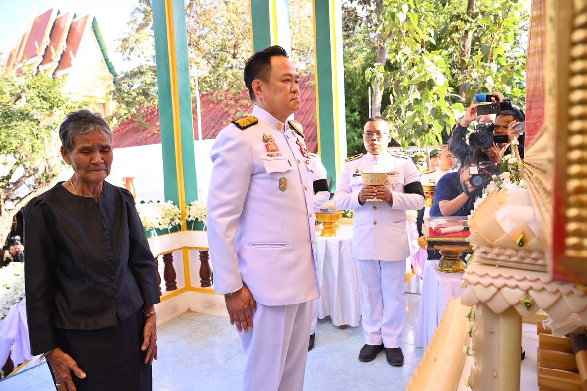 PhotoStory-อนุทิน ชาญวีรกูล นายกรัฐมนตรีและ รมว.มหาดไทย เป็นประธานพิธีพระราชทานเพลิงศพ ‘จ่าเริง’ จ.ส.อ.สำเริง คลังประโคน ณ วัดห้วยปอ จ.บุรีรัมย์