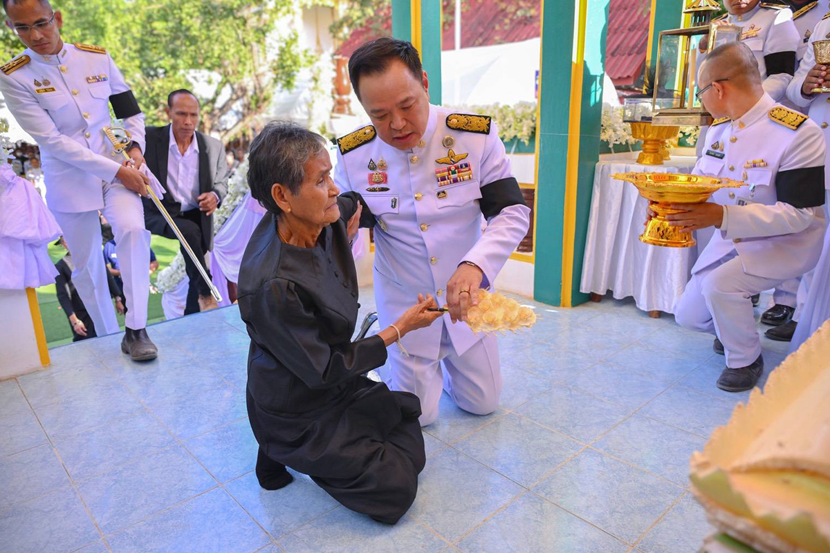 PhotoStory-อนุทิน ชาญวีรกูล นายกรัฐมนตรีและ รมว.มหาดไทย เป็นประธานพิธีพระราชทานเพลิงศพ ‘จ่าเริง’ จ.ส.อ.สำเริง คลังประโคน ณ วัดห้วยปอ จ.บุรีรัมย์