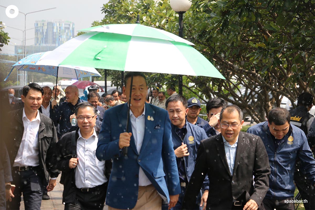 prime_minister_braves_rain_and_inspects_work_at_laem_chabang_SPACEBAR_Photo01_f1aff3d400.jpg