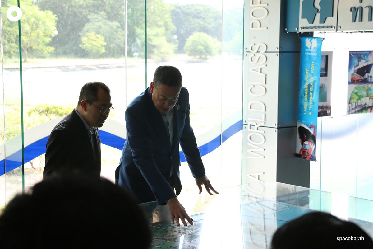 prime_minister_braves_rain_and_inspects_work_at_laem_chabang_SPACEBAR_Photo03_d10f40f8c5.jpg