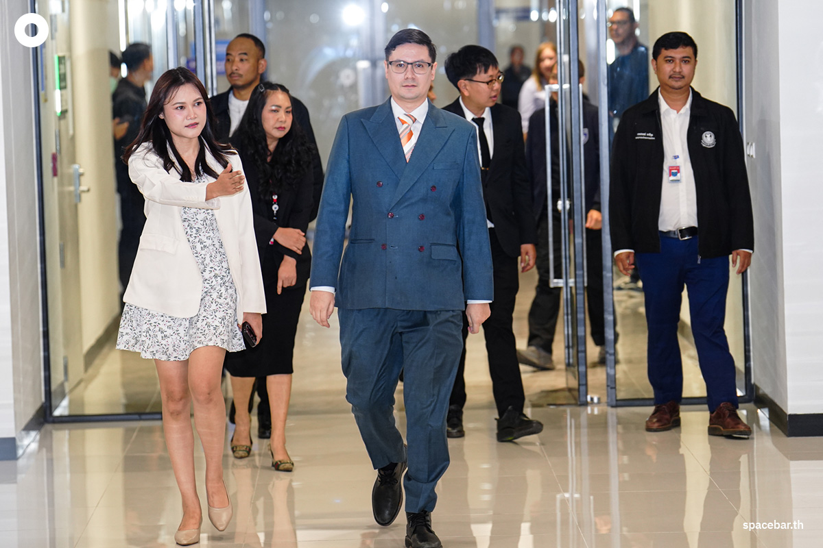 PhotoStory-‘รังสิมันต์ โรม’ เข้าพบเจ้าหน้าที่กรมสอบสวนคดีพิเศษ (DSI) ให้ข้อมูลตรวจสอบปมเว็บพนัน Shuffle