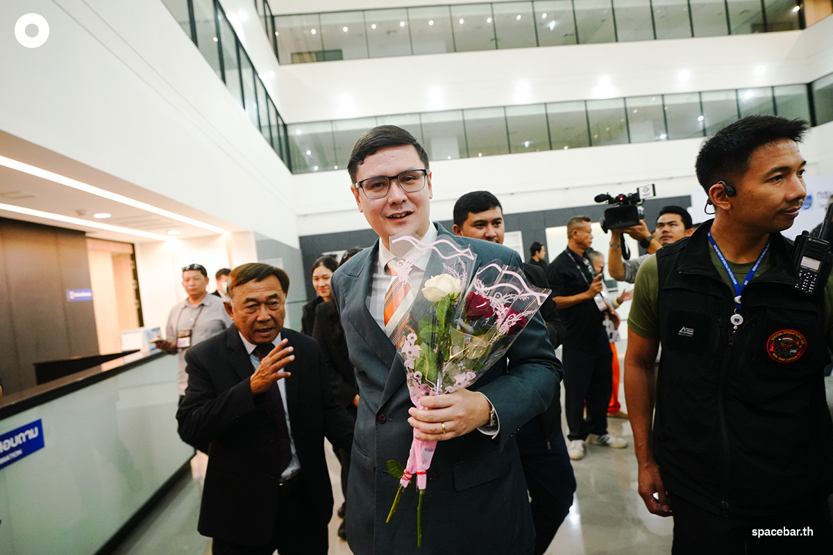 PhotoStory-‘รังสิมันต์ โรม’ เข้าพบเจ้าหน้าที่กรมสอบสวนคดีพิเศษ (DSI) ให้ข้อมูลตรวจสอบปมเว็บพนัน Shuffle