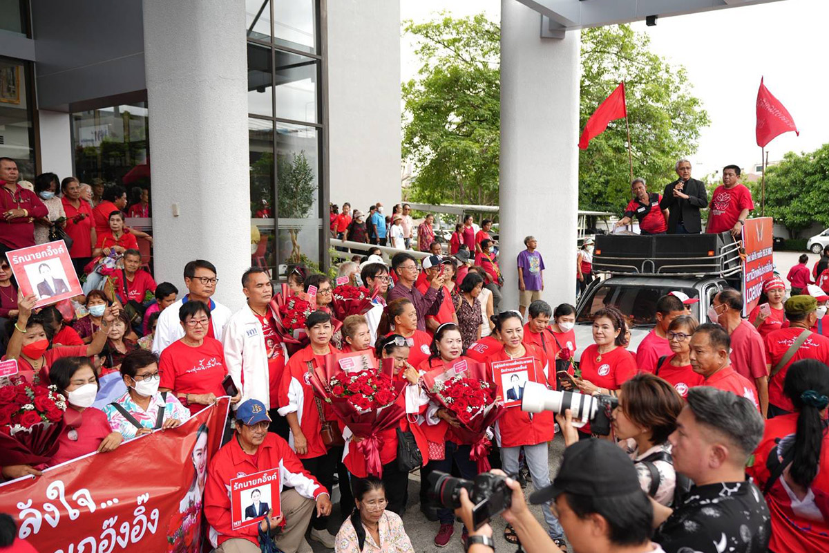 PhotoStory-‘คนเสื้อแดง’ ให้กำลังใจ ‘แพทองธาร ชินวัตร’ หน้าพรรคเพื่อไทย