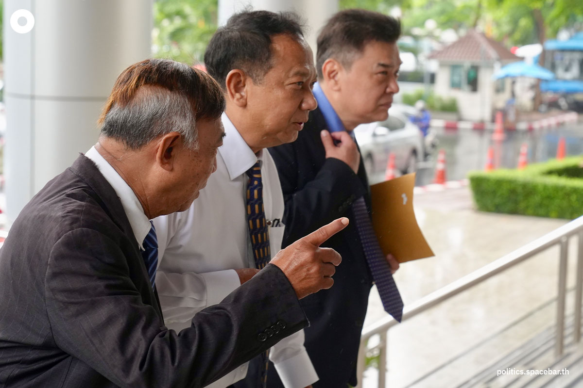 tarit_pengdit_apisit_suthep_dismantling_the_2010_assembly_case_decision_SPACEBAR_Photo06_d907f6bb54.jpeg