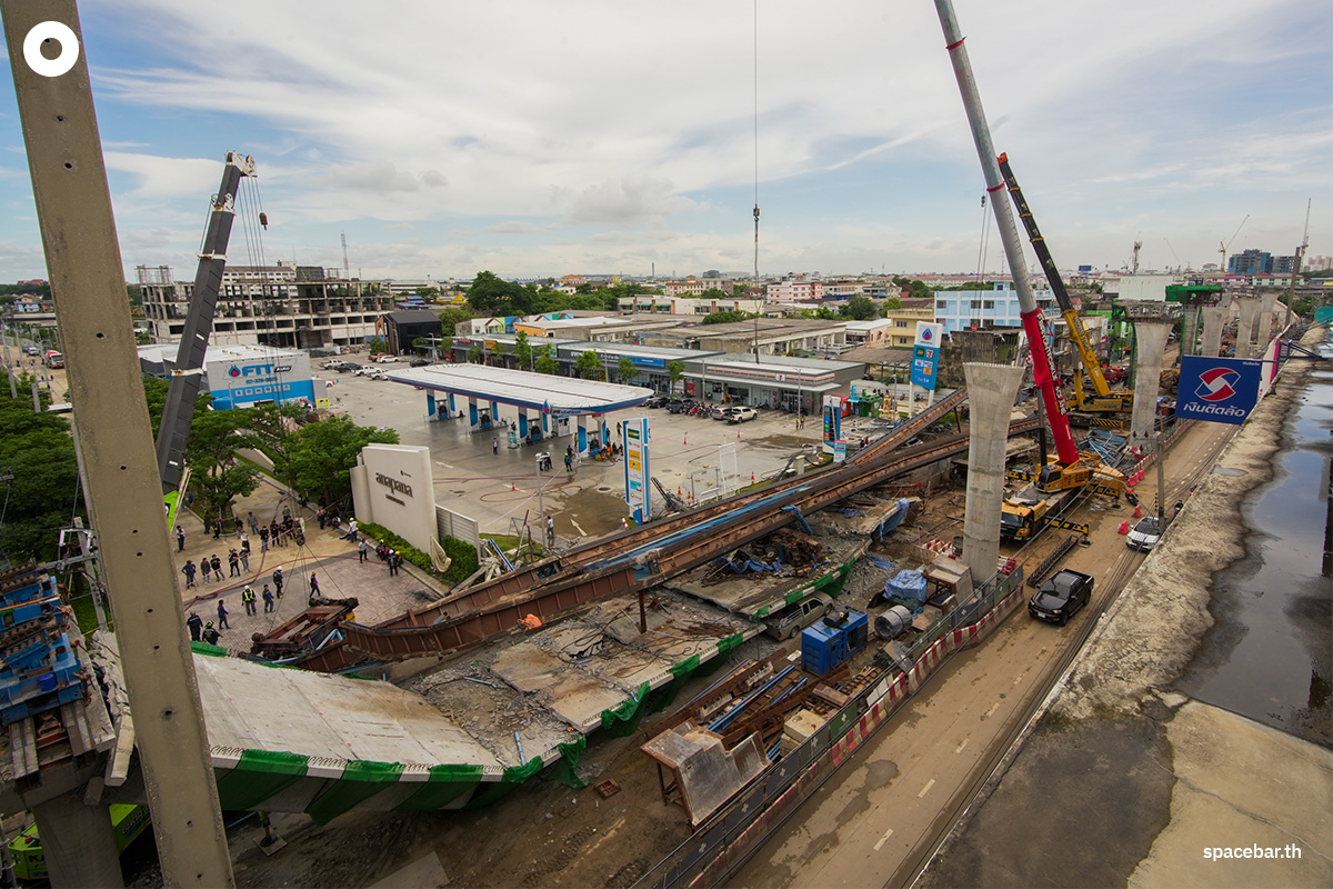 the_bridge_over_lat_krabang_intersection_collapsed_SPACEBAR_Photo02_78b11865da.jpeg