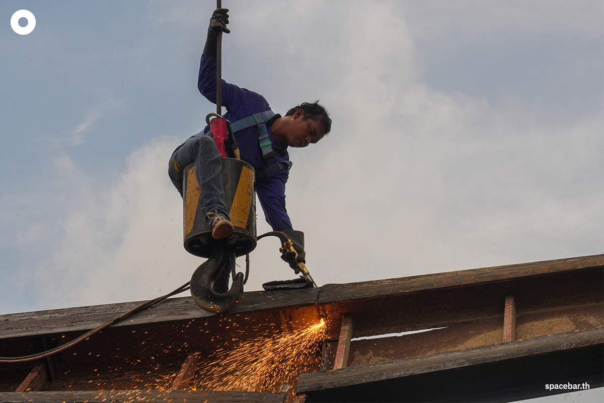 the_bridge_over_lat_krabang_intersection_collapsed_SPACEBAR_Photo03_94a0eeba0e.jpeg