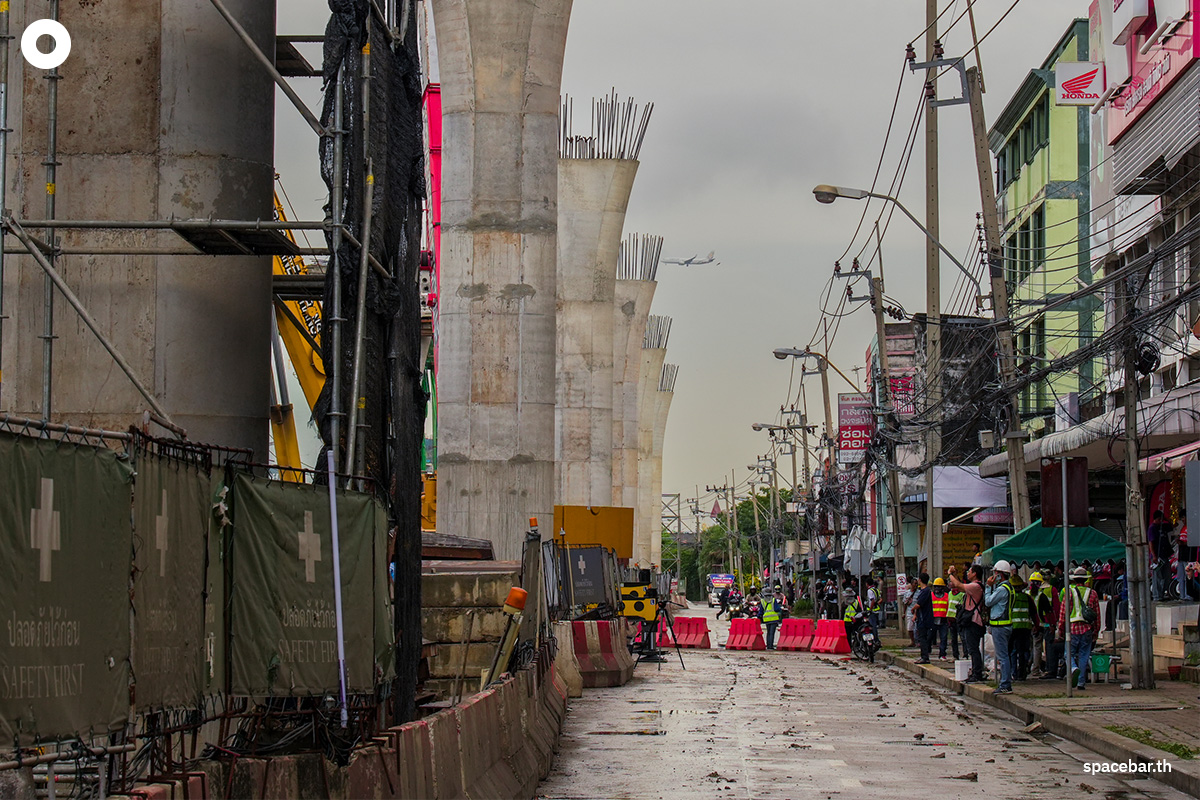 the_bridge_over_lat_krabang_intersection_collapsed_SPACEBAR_Photo04_8f1dacc2d3.jpeg