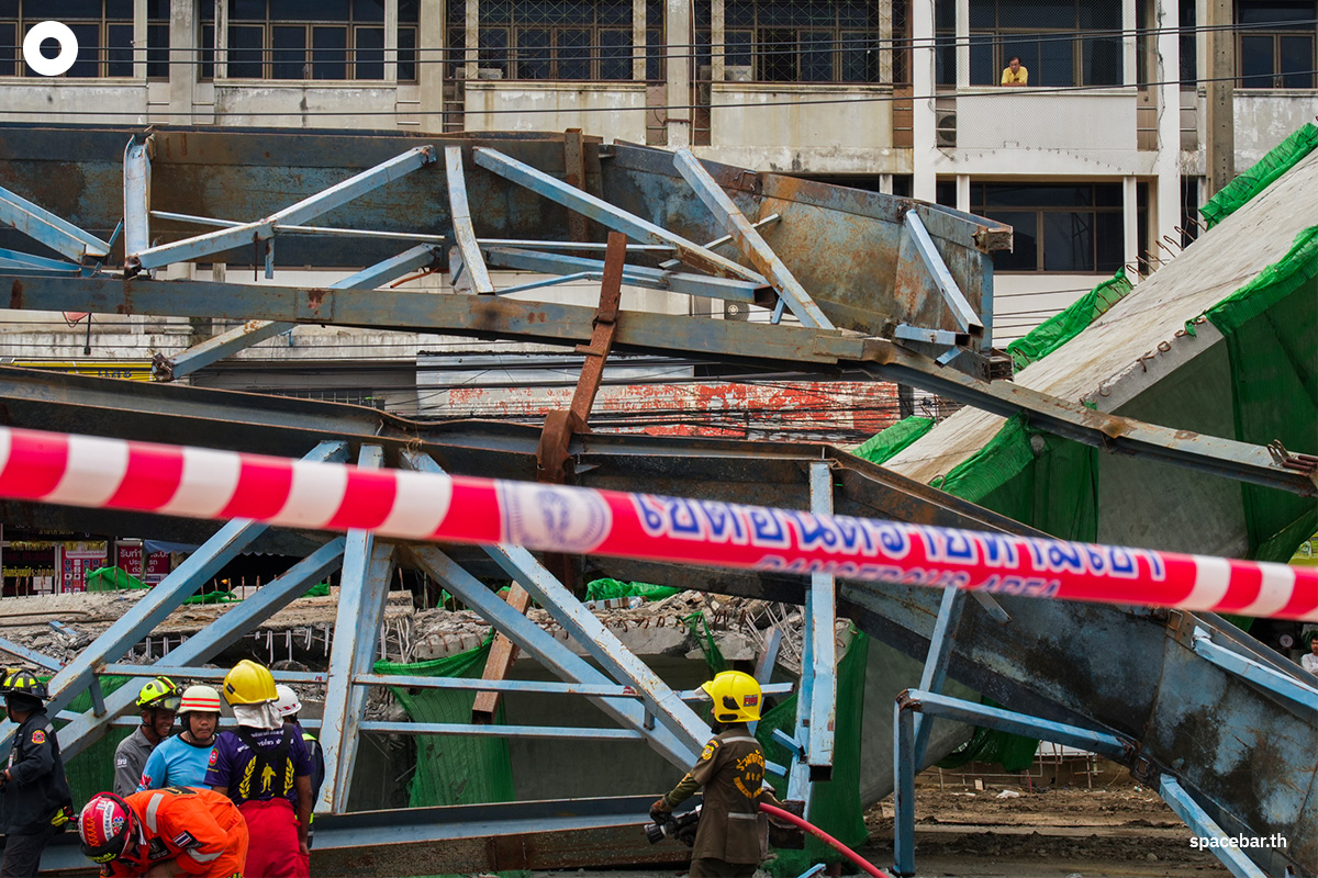 the_bridge_over_lat_krabang_intersection_collapsed_SPACEBAR_Photo06_e3adb2d6ef.jpeg