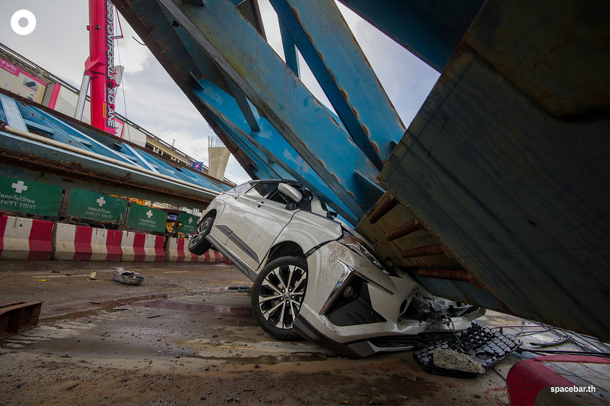 the_bridge_over_lat_krabang_intersection_collapsed_SPACEBAR_Photo07_c60df0b4d4.jpeg