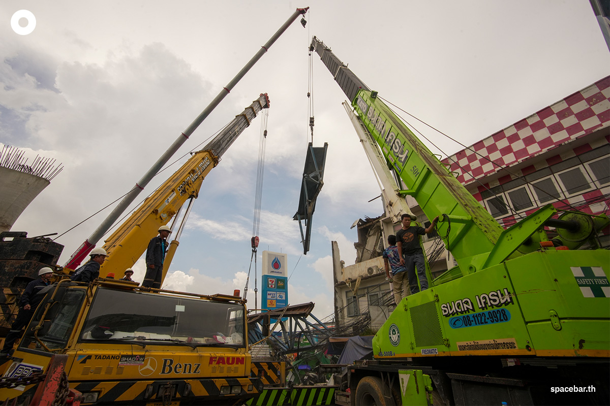 the_bridge_over_lat_krabang_intersection_collapsed_SPACEBAR_Photo09_f356f4edca.jpeg